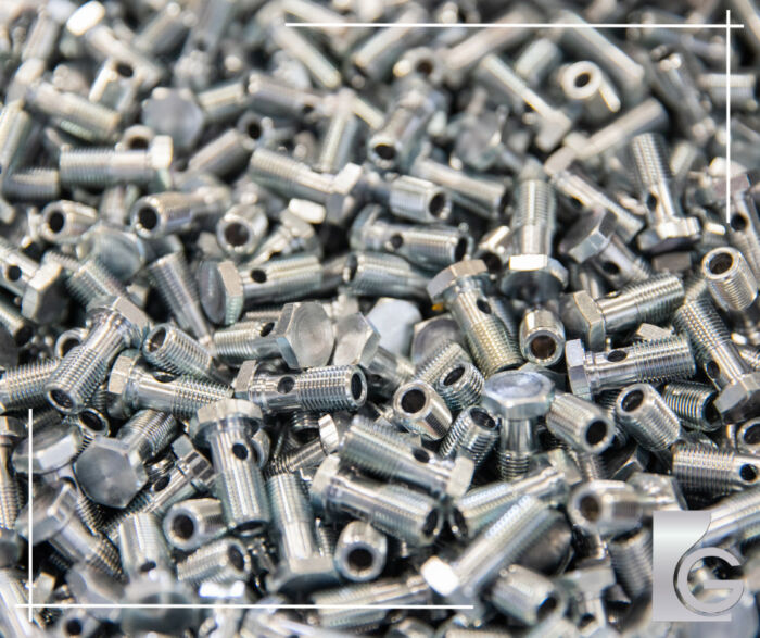 dettaglio di prodotti di piccole dimensioni in acciaio e leghe metalliche che necessitano di una zincatura a freddo in rotobarile per proteggersi dall'ossidazione